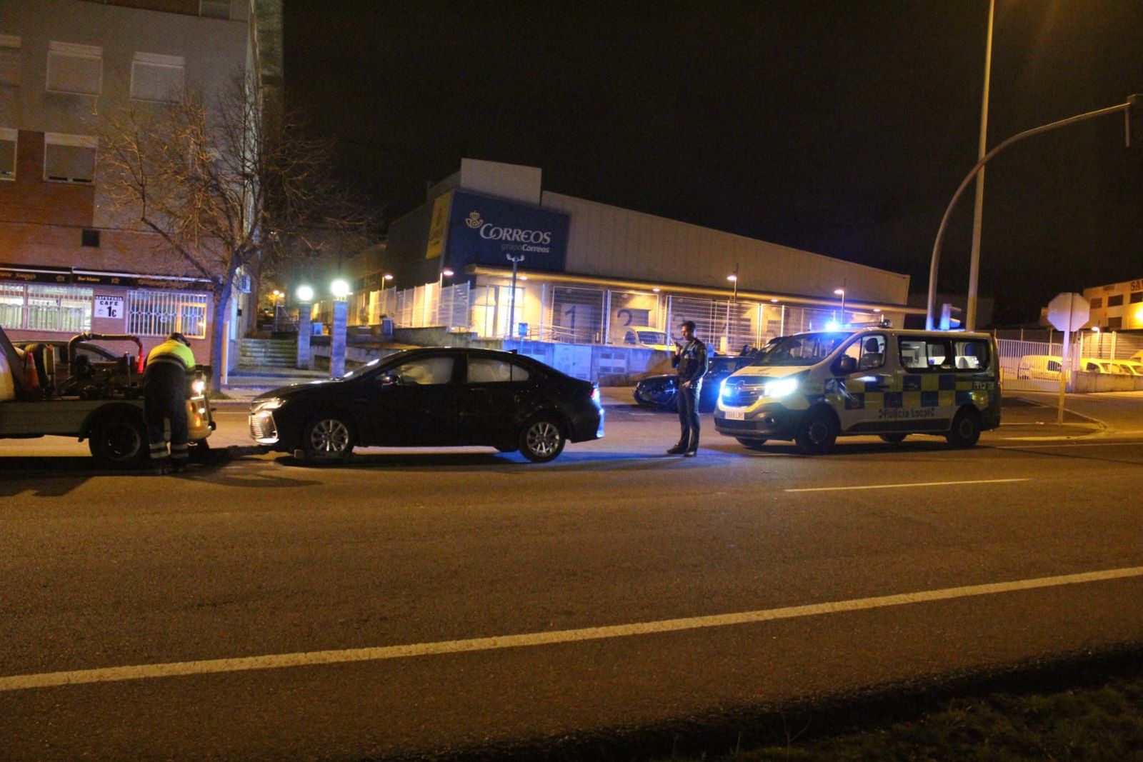 Policía local en una colisión entre dos turismos en Avenida Agustinos Recoletos