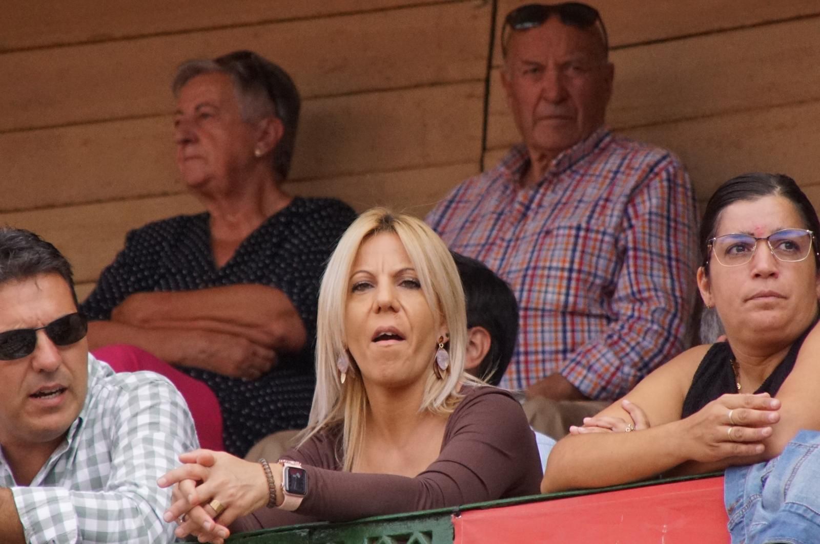 Expectación por ver los caballos de rejoneo en La Glorieta: imágenes del ambiente en los tendidos y en el patio de cuadrillas