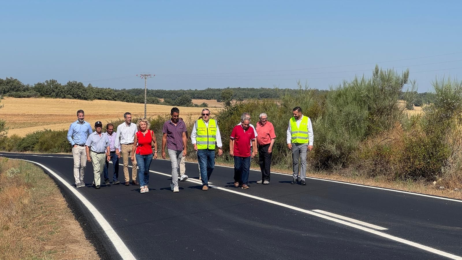 Carretera ZA-V-2421 que conecta las localidades de Fornillos de Aliste y Samir de los Caños