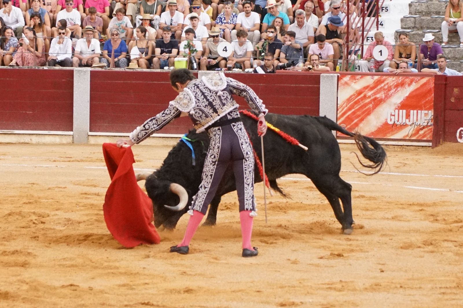 Javier Castaño se despide de Guijuelo y Damián Castaño, su hermano, e Ismael Martín salen a hombros en Guijuelo