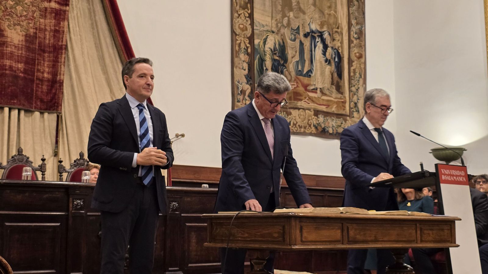 El rector de la Universidad de Salamanca preside el acto de toma de posesión de nuevos cargos académicos y del personal docente e investigador