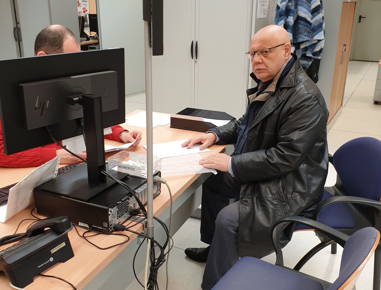 Juan Carlos Gutiérrez  presenta las firmas en Sanidad