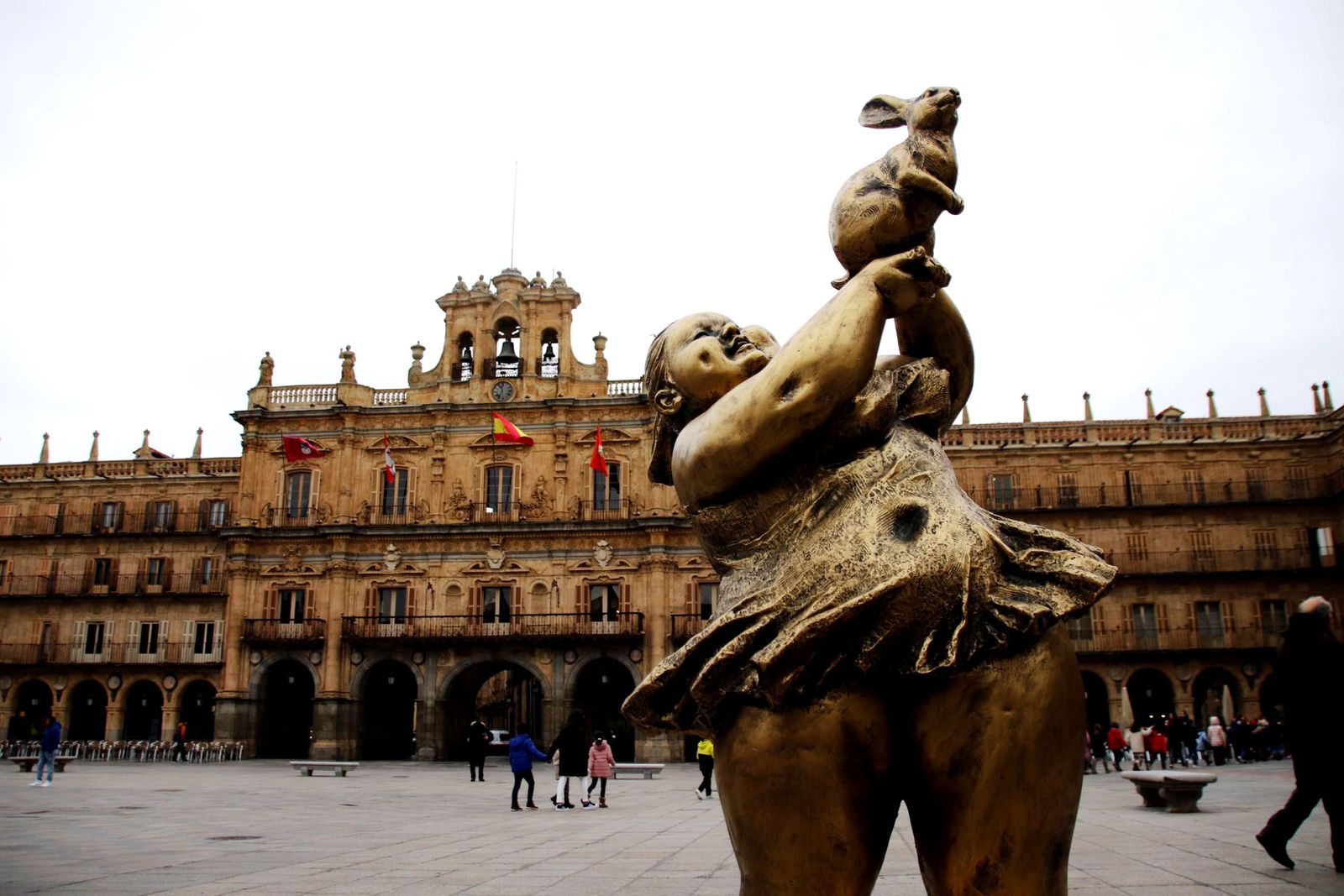 Xu Hongfei expone en la Plaza Mayor 'El conejo de la suerte'