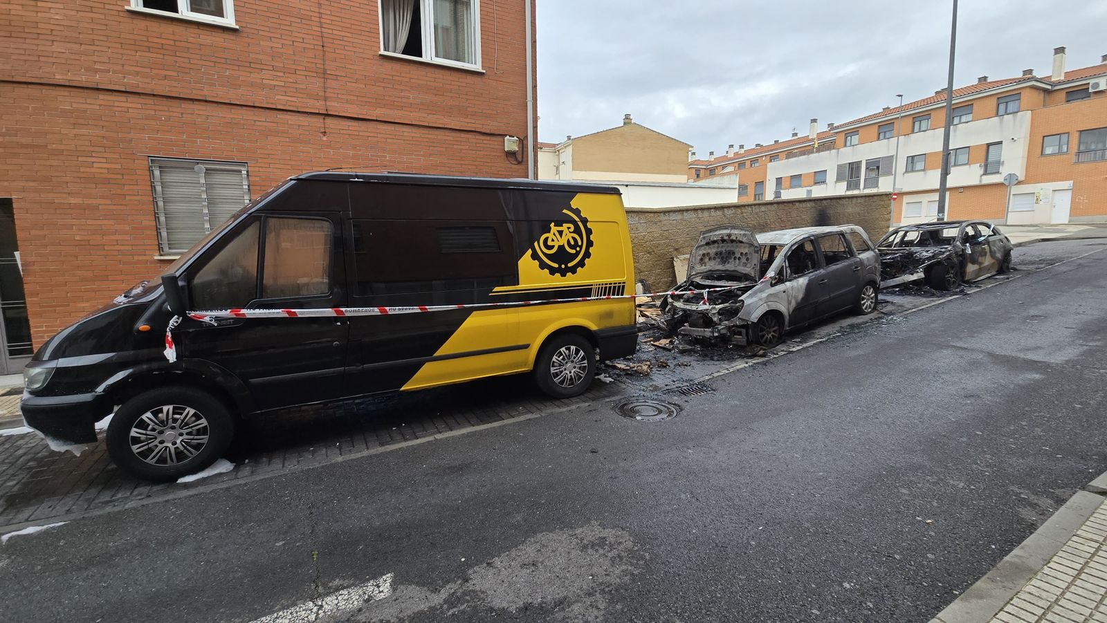 Incendio de tres vehículos en la calle San Antonio de Carbajosa de la Sagrada