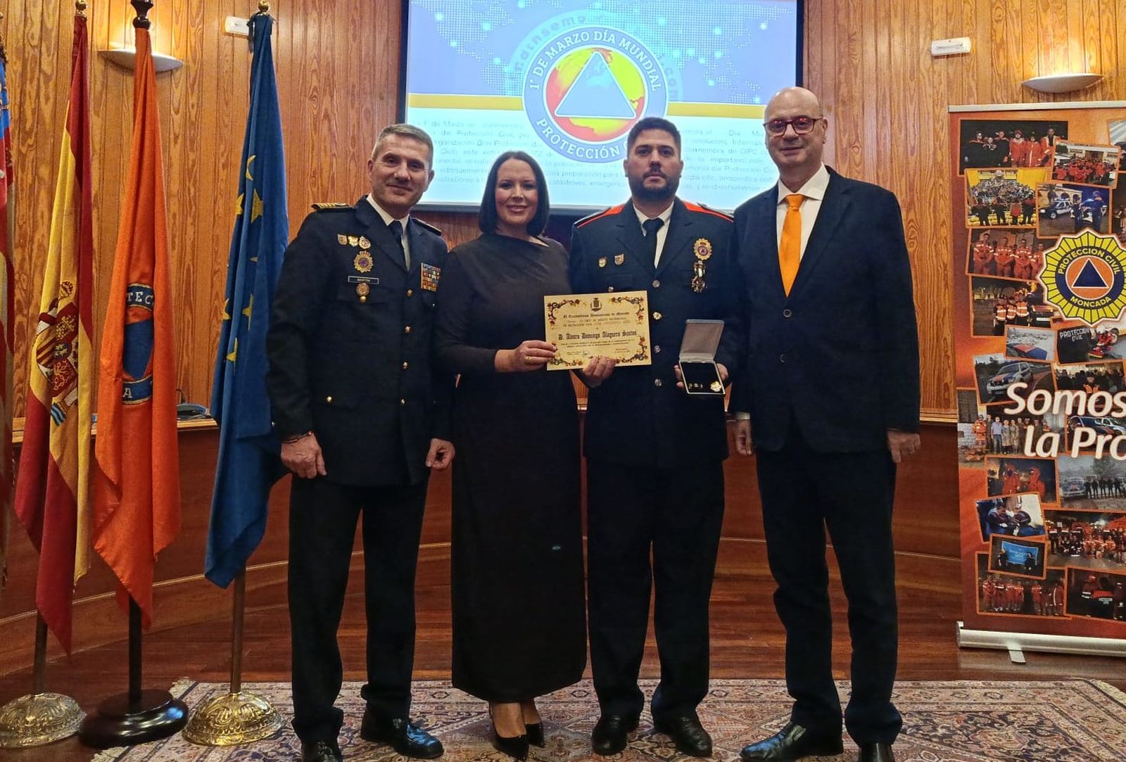 Alvaro Alaguero, de protección civil Santa Marta, recibe cruz mérito