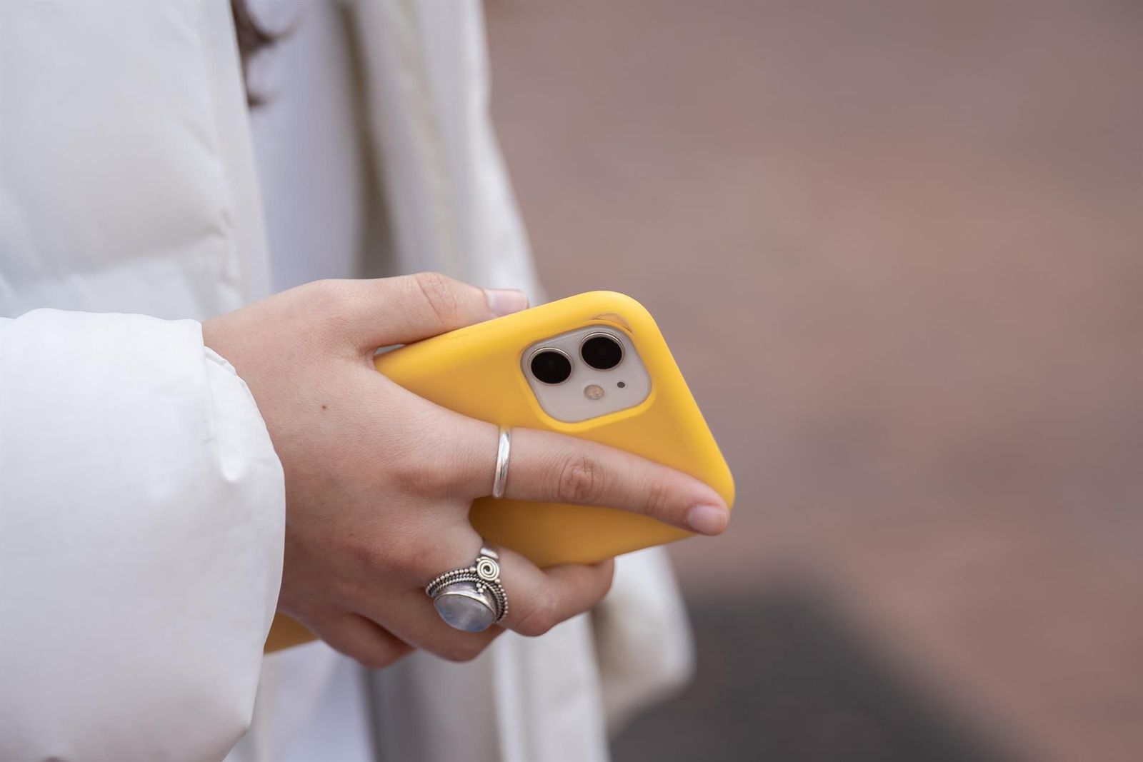 Una joven con un teléfono de la mano. Foto EP