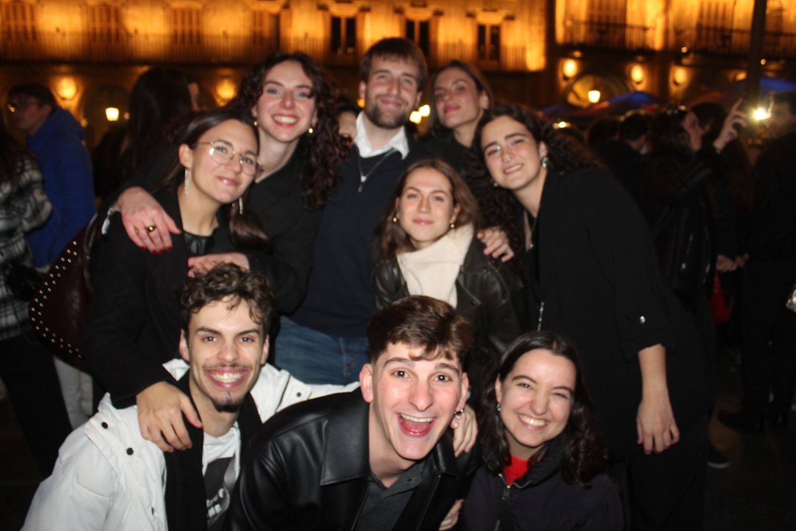 Miles de personas disfrutan de las campanadas y la fiesta del Fin de Año Universitario