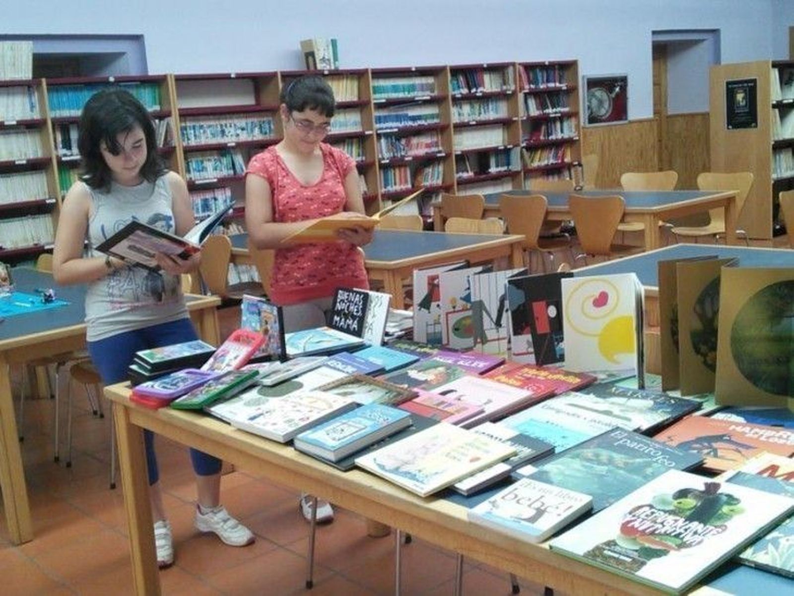 Las Bibliotecas Municipales ponen a disposición del público infantil nuevos DVD y un centenar de libros