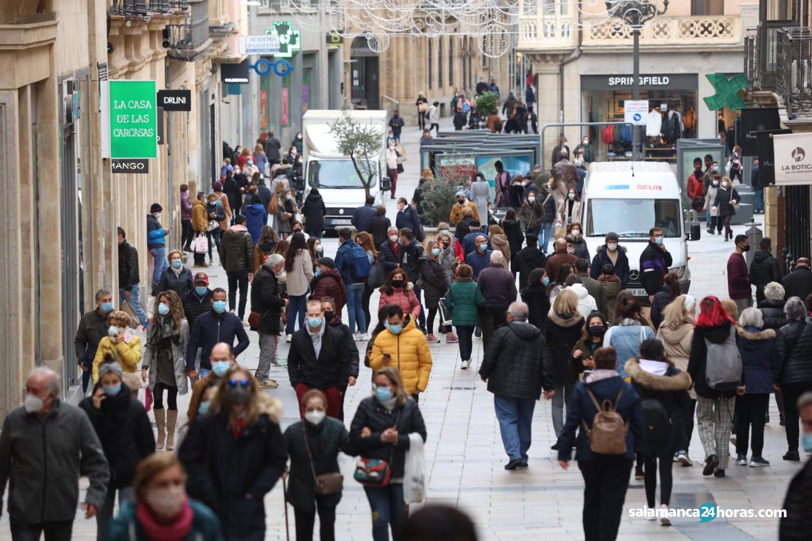Viandantes por la calle Toro