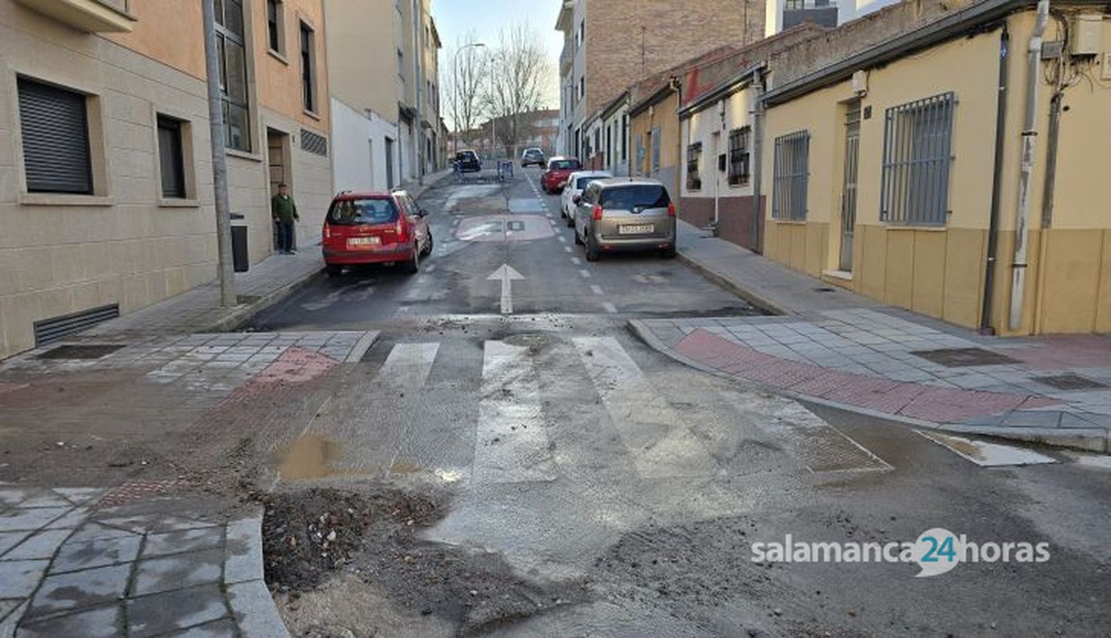 Nueva rotura de una tubería en la calle Río Sil, martes, 25 de febrero. Foto Andrea M. Nueva rotura de una tubería en la calle Río Sil, martes, 25 de febrero. Foto Andrea M.