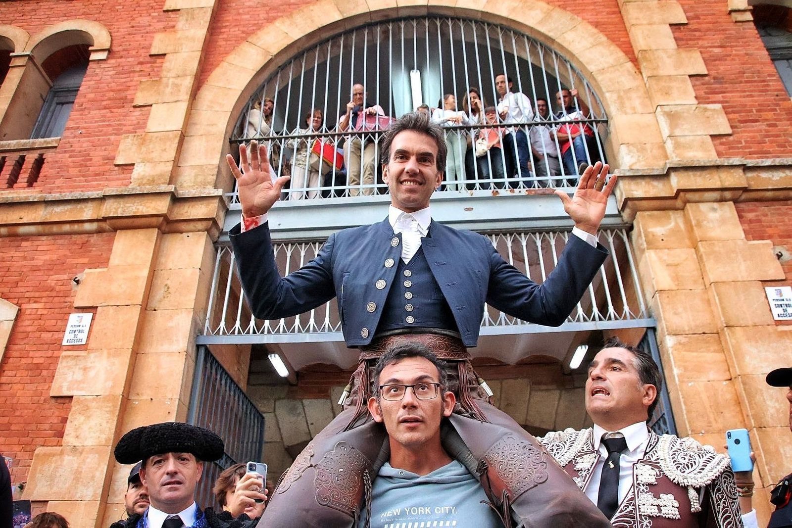 Sergio Galán a hombros en La Glorieta