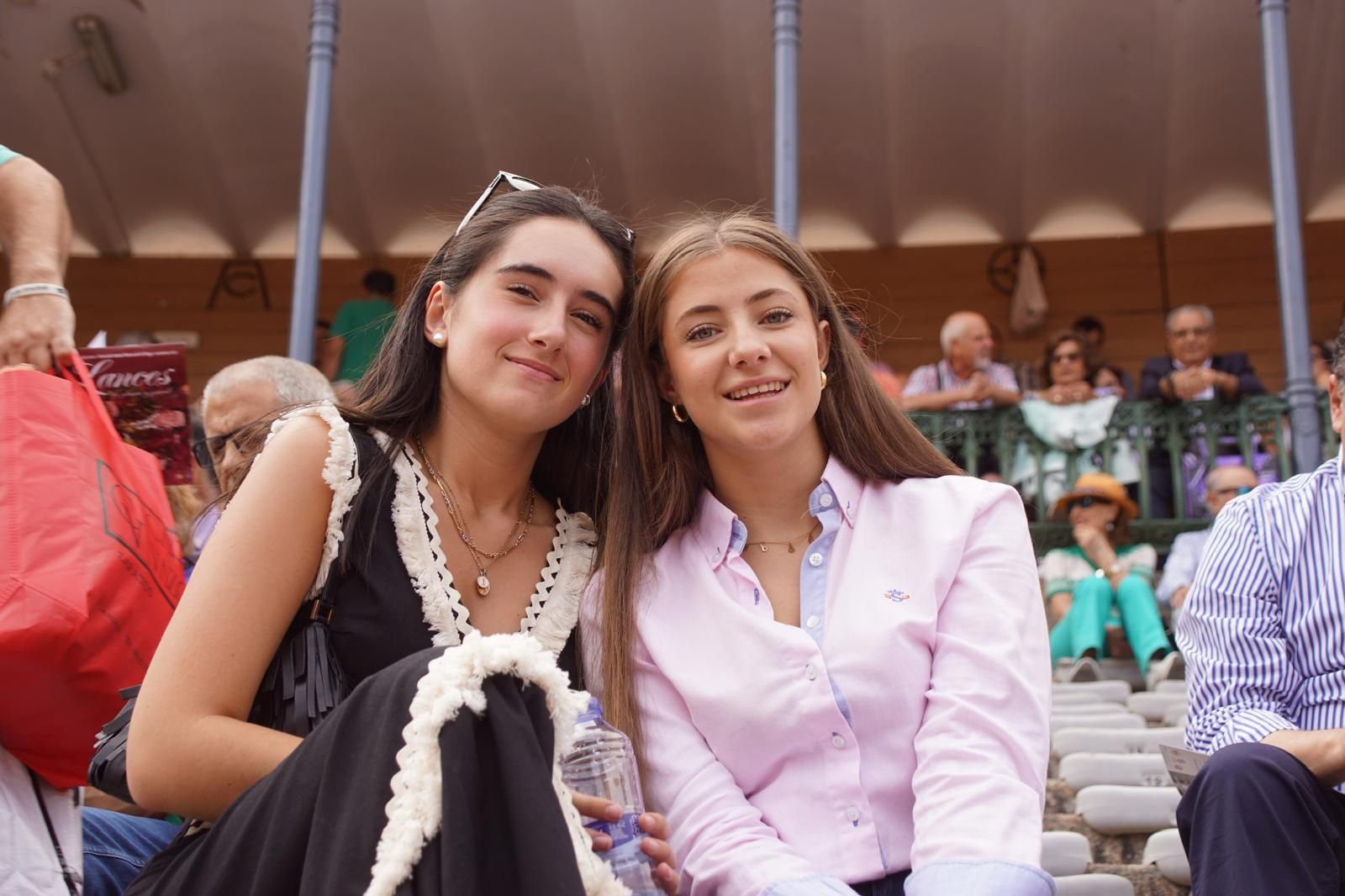 Expectación por ver los caballos de rejoneo en La Glorieta: imágenes del ambiente en los tendidos y en el patio de cuadrillas