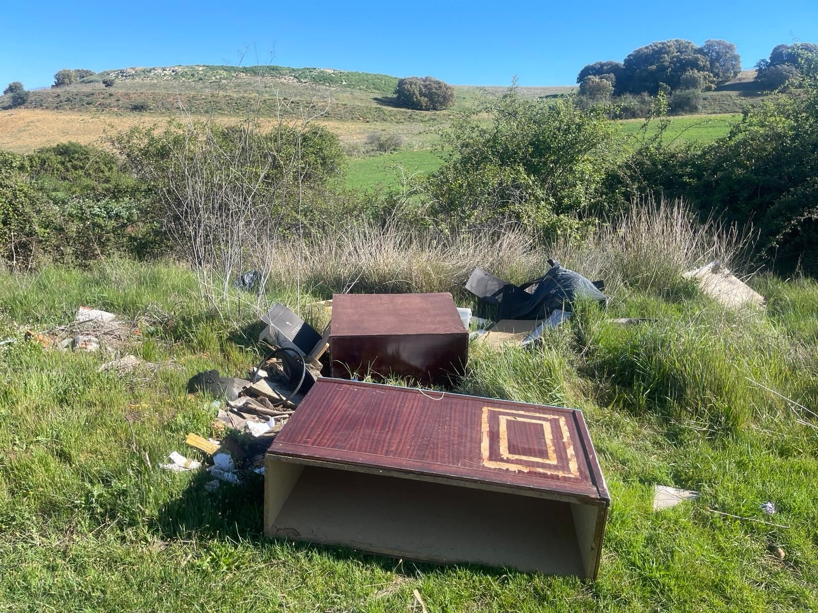 Denuncian el indecente estado de suciedad en zonas aledañas a Benavente y exigen al Ayuntamiento su limpieza inmediata