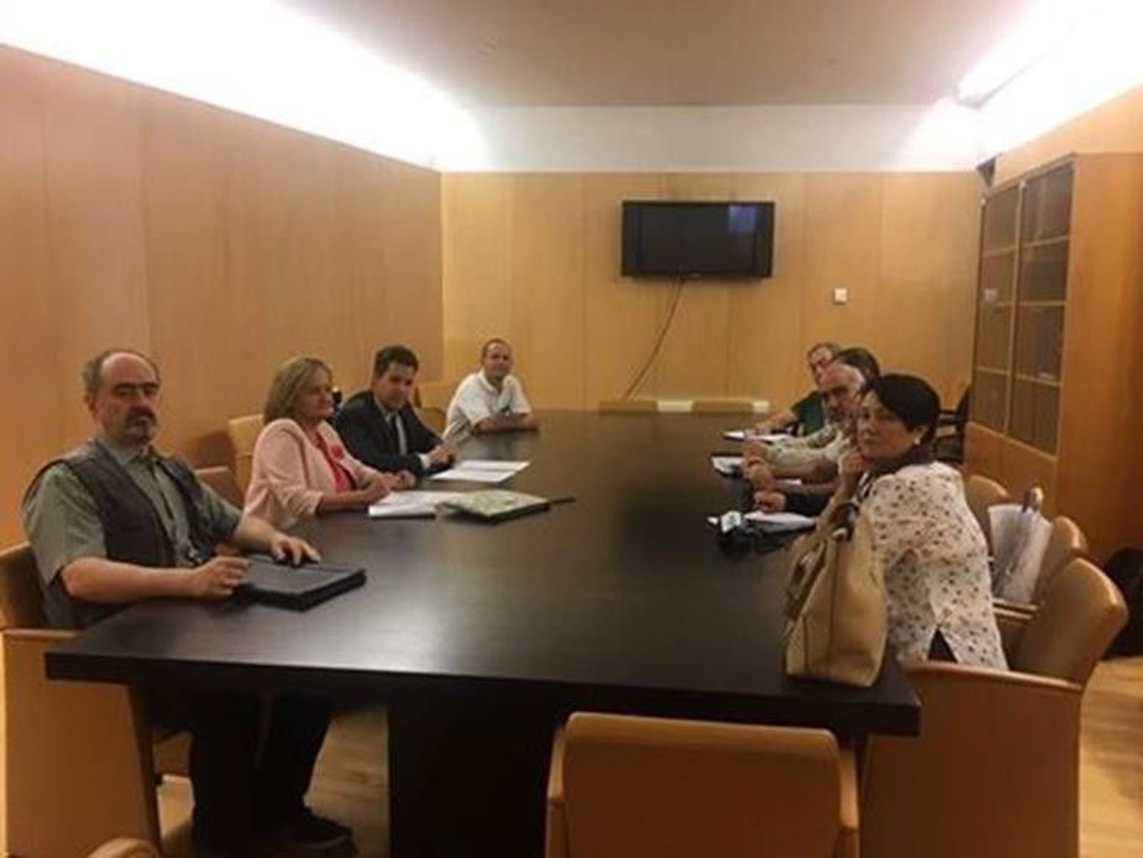 Rominguera escucha las reclamaciones de la PAH sobre las titulizaciones hipotecarias