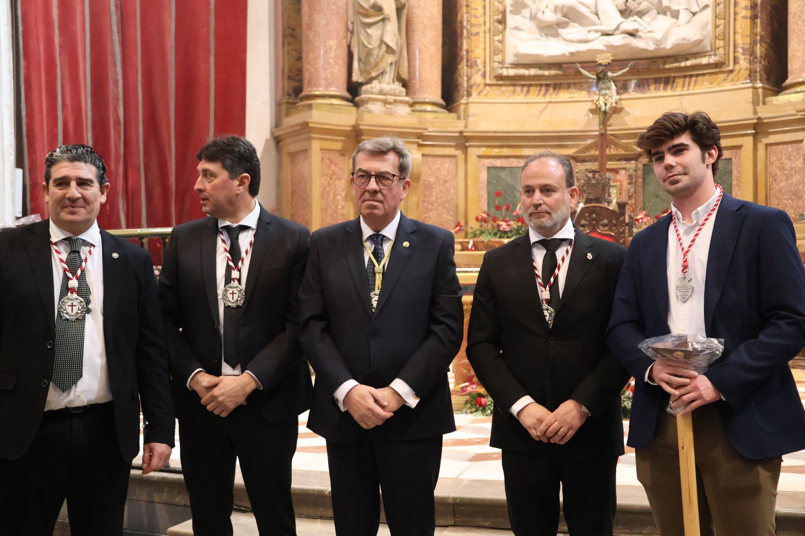 entrada-de-nuevos-hermanos-de-la-cofradia-del-silencio-21