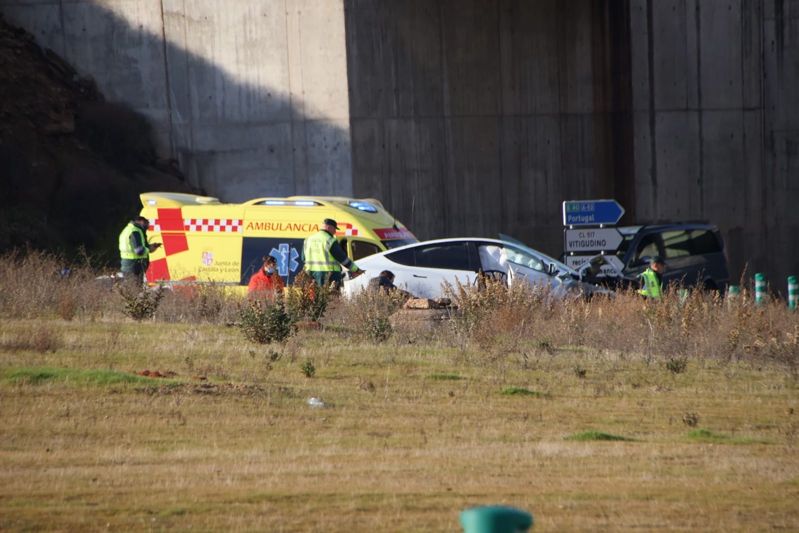 Un accidente entre un camión y un turismo se salda con un bebé y un adulto heridos