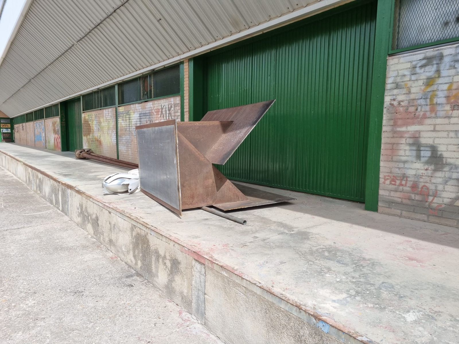 Imagen facilitada por el PP de la escultura a las puertas del Merca rural