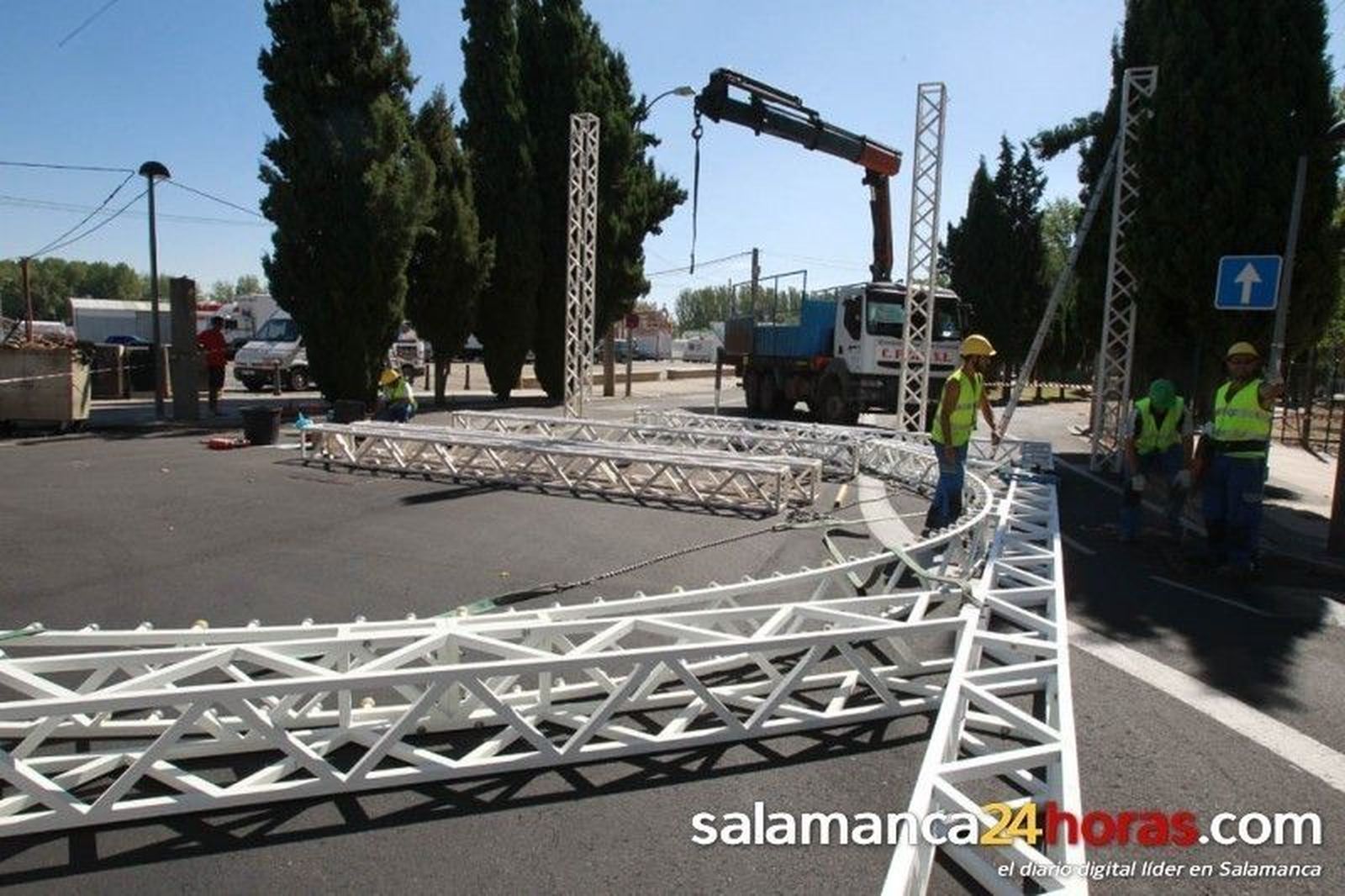 Nuevo arco iluminado y montaje de las atracciones