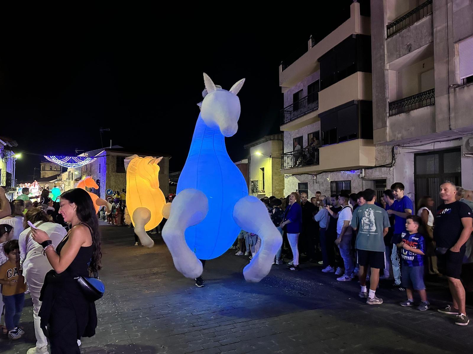 El desfile de carrozas de Aldeadávila vuelve a llenar de luz y color las calles en sus fiestas