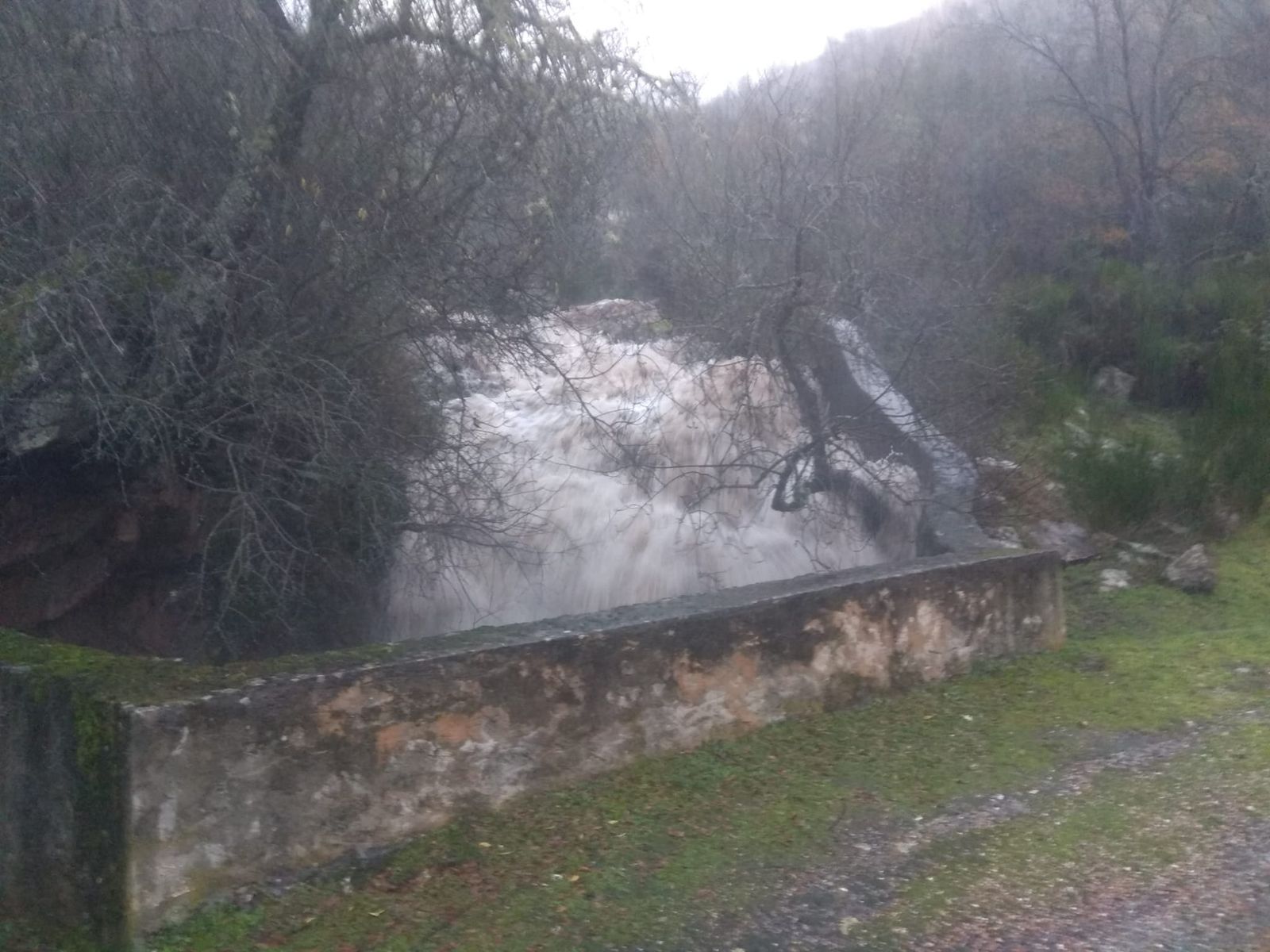 rios-desbordados-y-zonas-inundadas-de-agua-en-villarino-de-los-aires-6