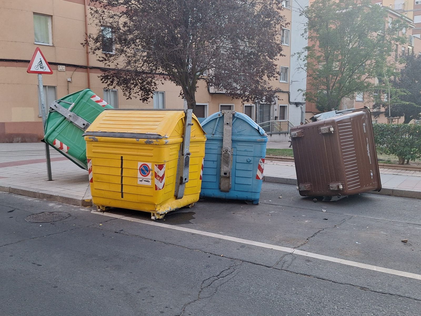 Un conductor impacta contra unos contenedores y un vehículo y se da a la fuga