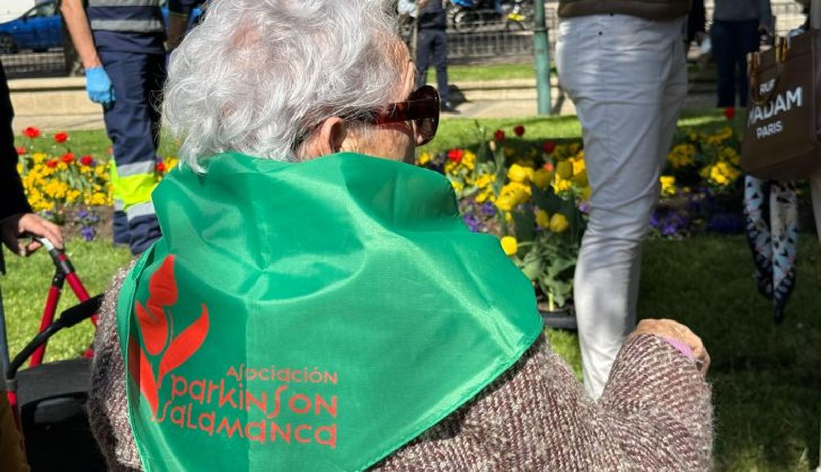 Plantación de tulipanes por el día del Parkinson