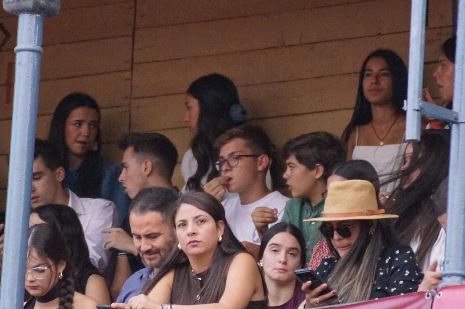 Expectación por ver los caballos de rejoneo en La Glorieta: imágenes del ambiente en los tendidos y en el patio de cuadrillas