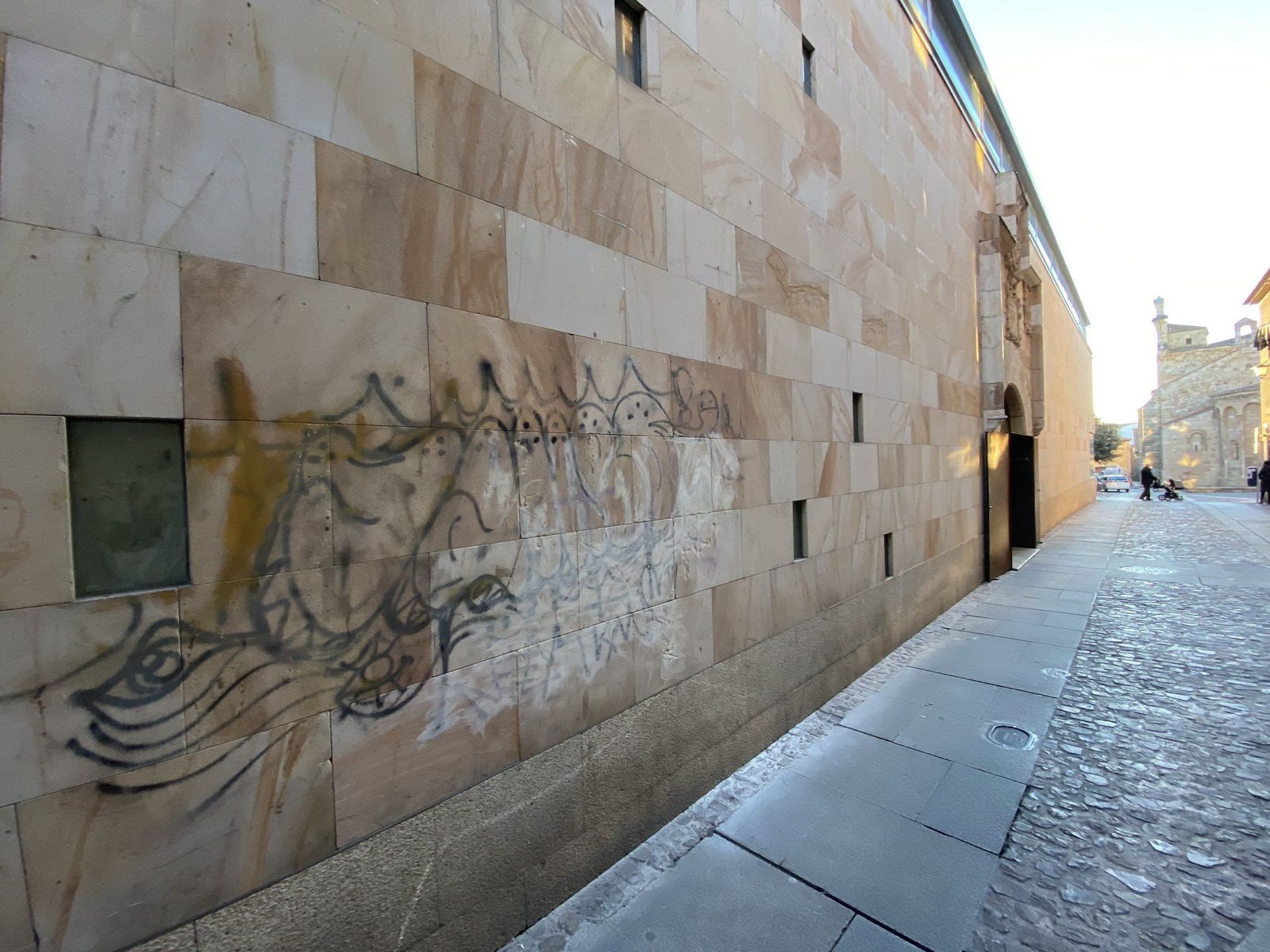 Imagen de las pintadas en el Museo de Zamora. Fotografía Twitter