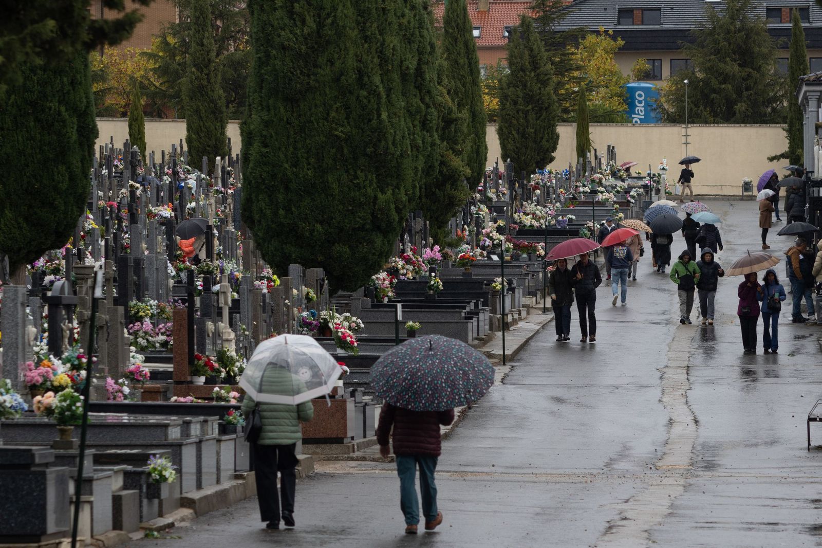 Lluviosa mañana de todos los santos en el Cementerio San Carlos Borromeo de Salamanca