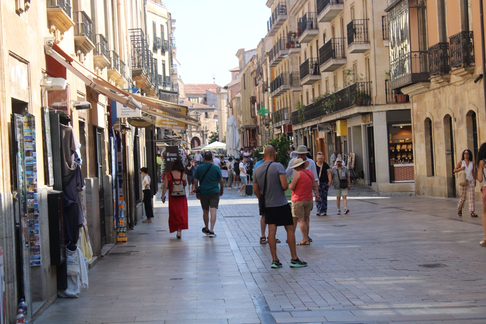 Gente, turismo, verano, paseando, calor. En Salamanca, archivo (3)