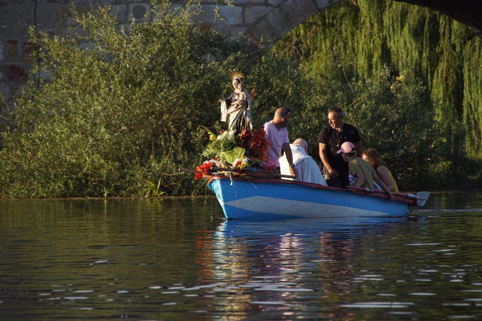 Procesión de la Virgen del Carmen por el río Tormes en Alba Procesión de la Virgen del Carmen por el río Tormes en Alba