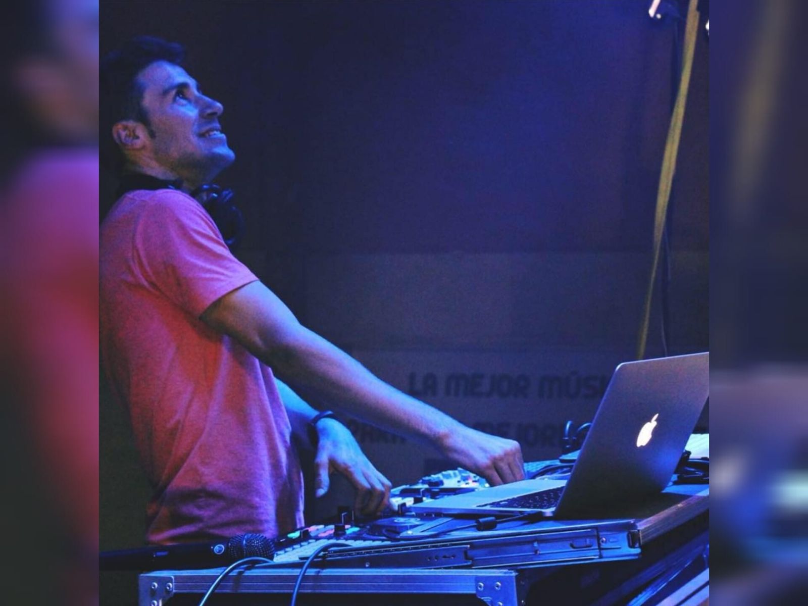 Roberto Mayor durante una actuación