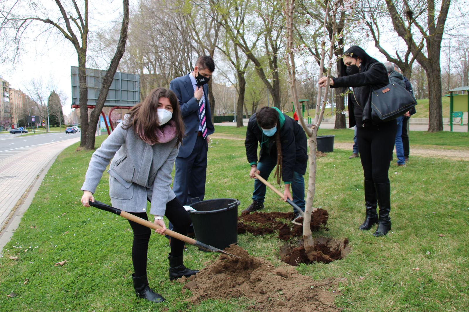 La concejala de Medio Ambiente participa en la plantación de árboles (4)
