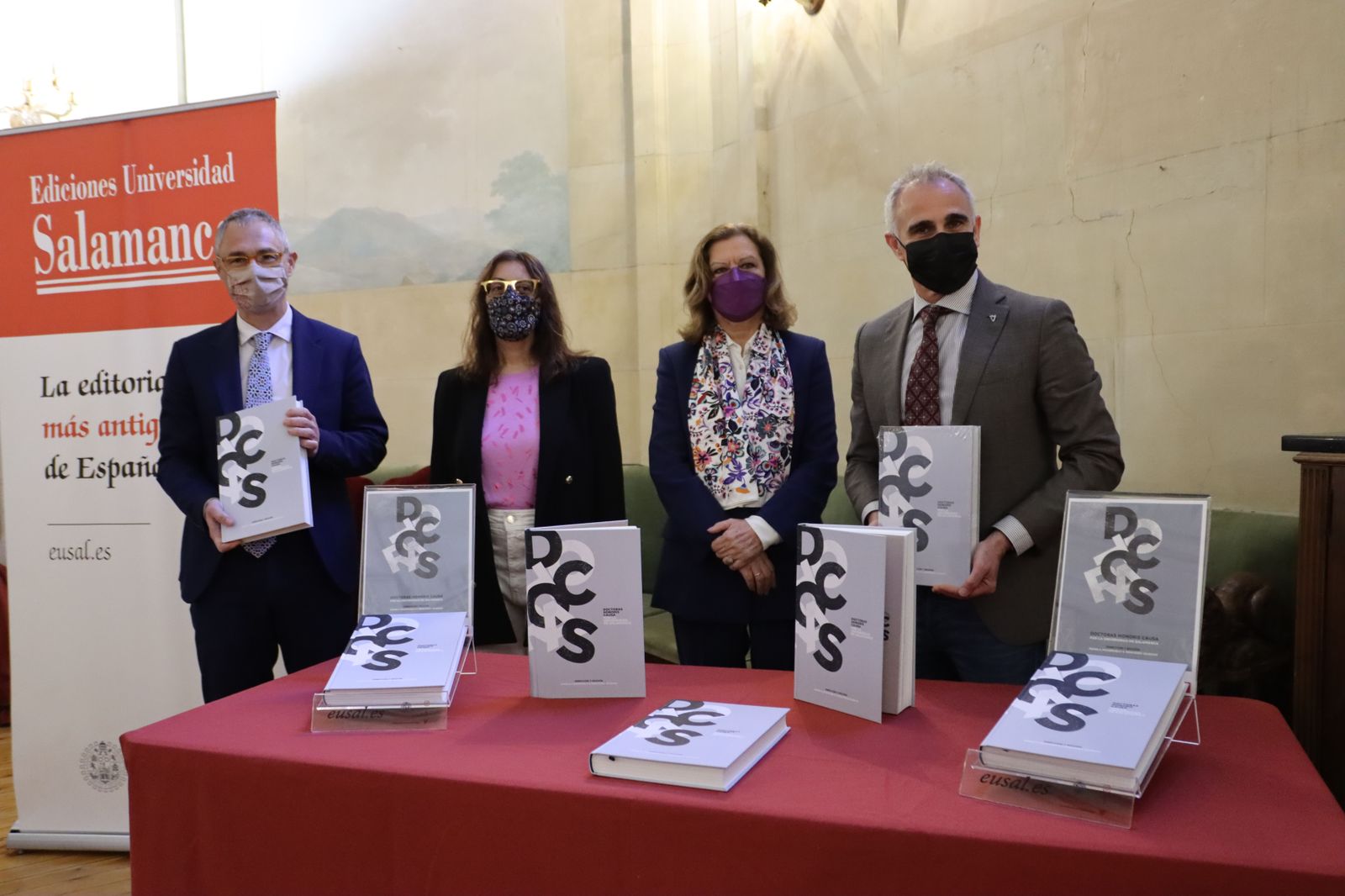 Ricardo Rivero, rector de la Universidad de Salamanca; Ángela Figueruelo Burrieza y Mercedes Iglesias Bárez, profesoras de la Universidad de Salamanca y codirectoras del libro; y Jacobo Sanz Hermida, director de Ediciones Universidad de Salamanca.