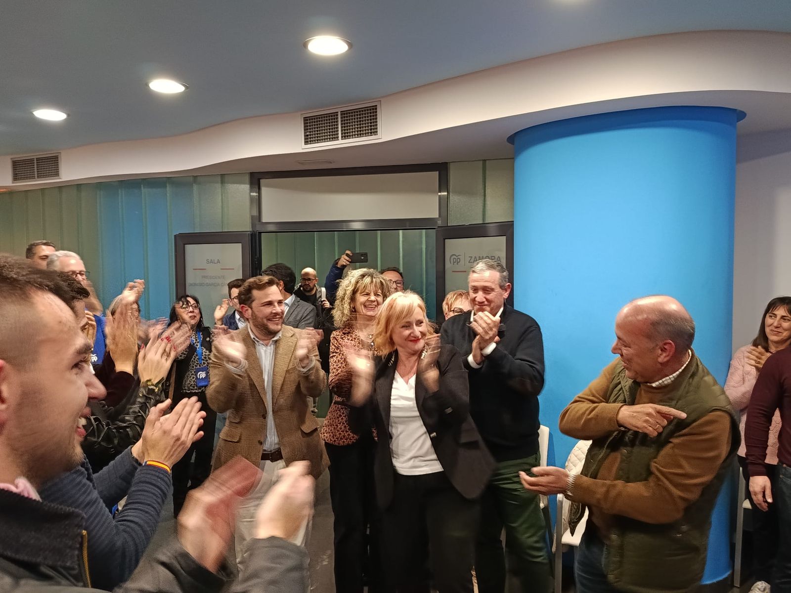 GALERÍA | Noche electoral en la sede del PP en Zamora