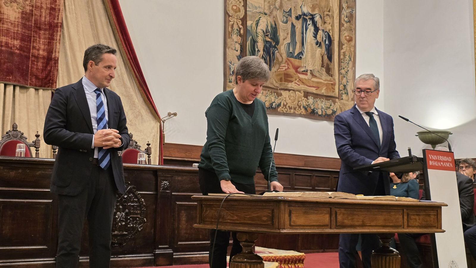 El rector de la Universidad de Salamanca preside el acto de toma de posesión de nuevos cargos académicos y del personal docente e investigador