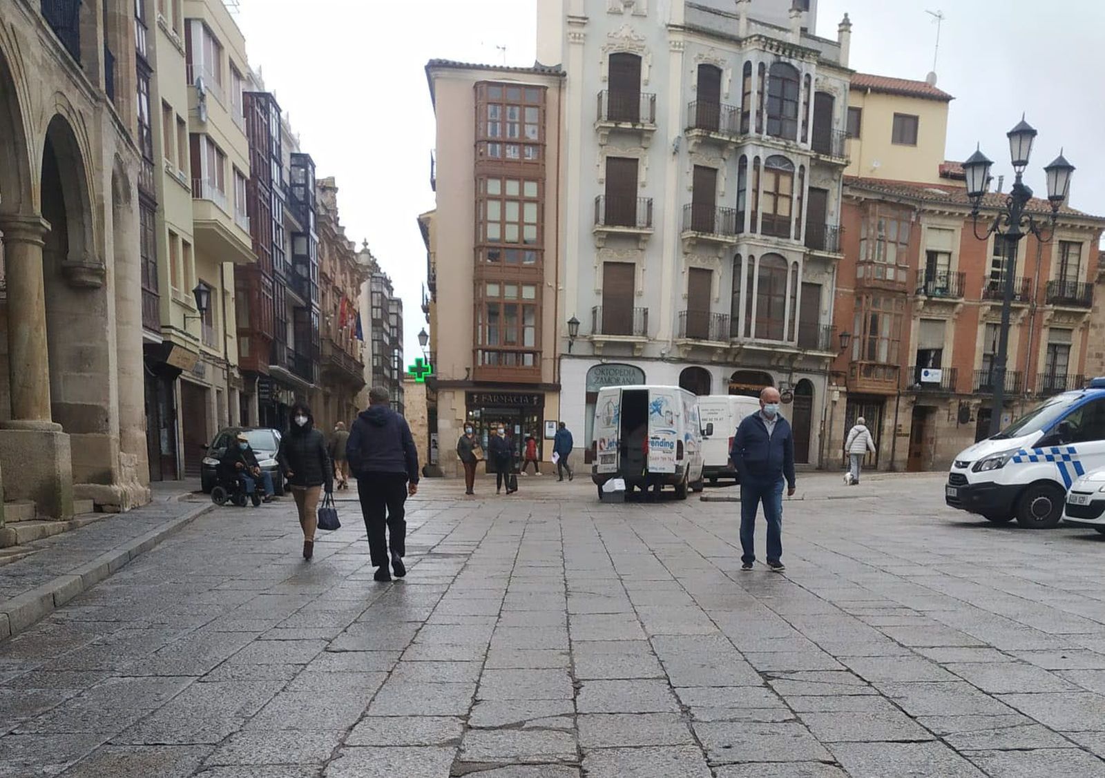 Personas pasean por la Plaza Mayor de Zamora durante la pandemia