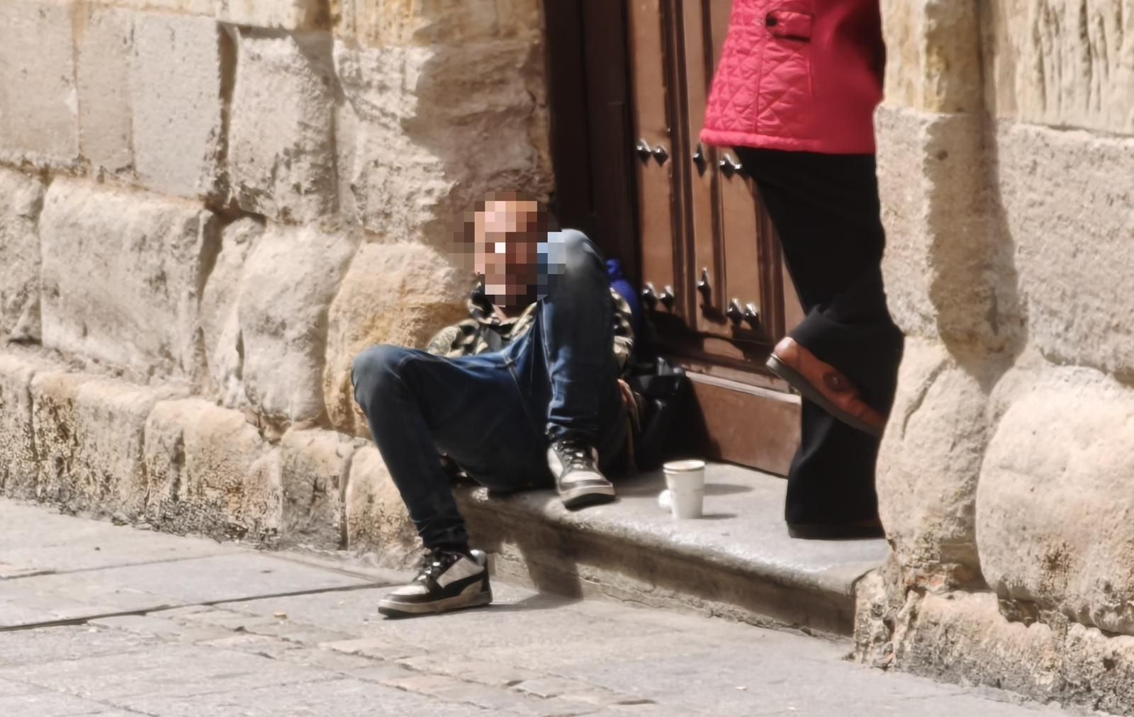 Un hombre a las puertas de la iglesia de la Calle de Zamora