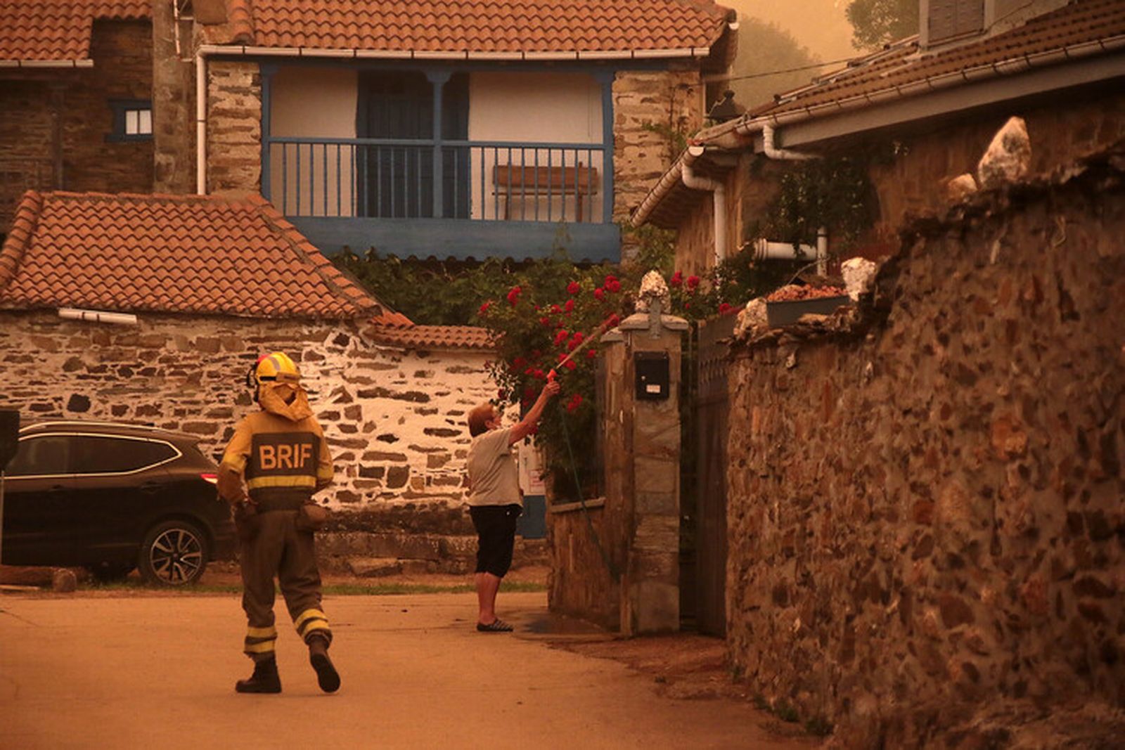 Vecinos y personal forestal de Busnadiego y Piedras Albas (Lucillo, León) se afanan intentando parar el incendio que amenaza los pueblos