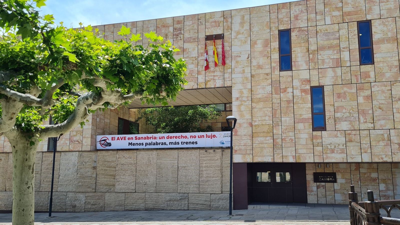 Pancarta en la Plaza de Viriato