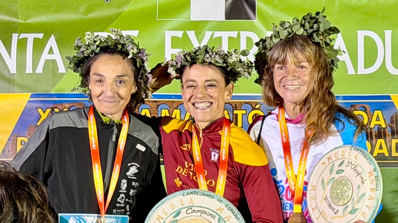 Verónica Sánchez, en el centro de la imagen, celebrando su victoria