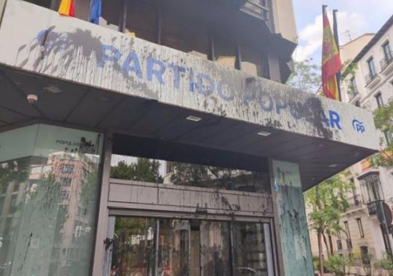Pintura negra en la fachada de la sede del PP en Madrid. Foto EP