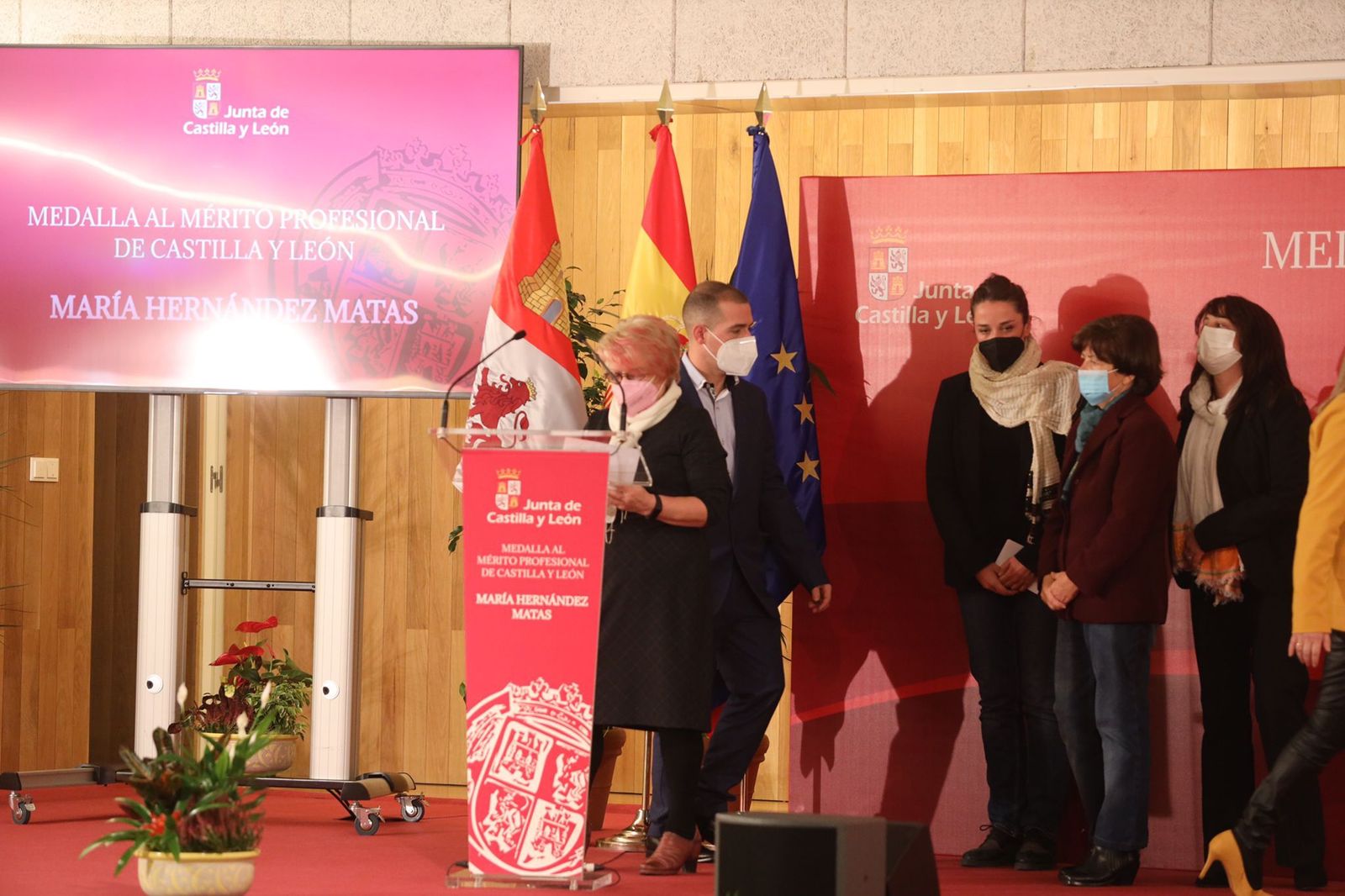 entrega-de-la-medalla-al-merito-profesional-a-la-cooperante-maria-hernandez-matas-7