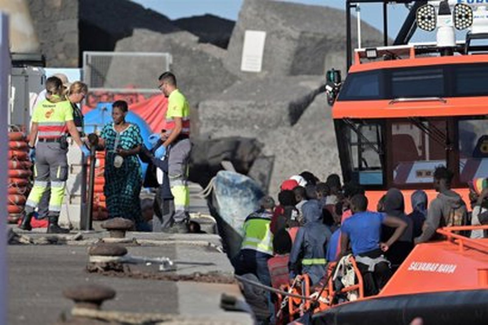 Efectivos de emergencias atienden a personas en el Muelle de la Restinga, El Hierro, Canarias (España).- Europa Press Canarias - Europa Press