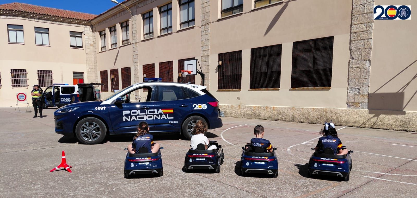 La Policía Nacional lleva a cabo una exhibición de medios policiales en centros educativos ante los más pequeños