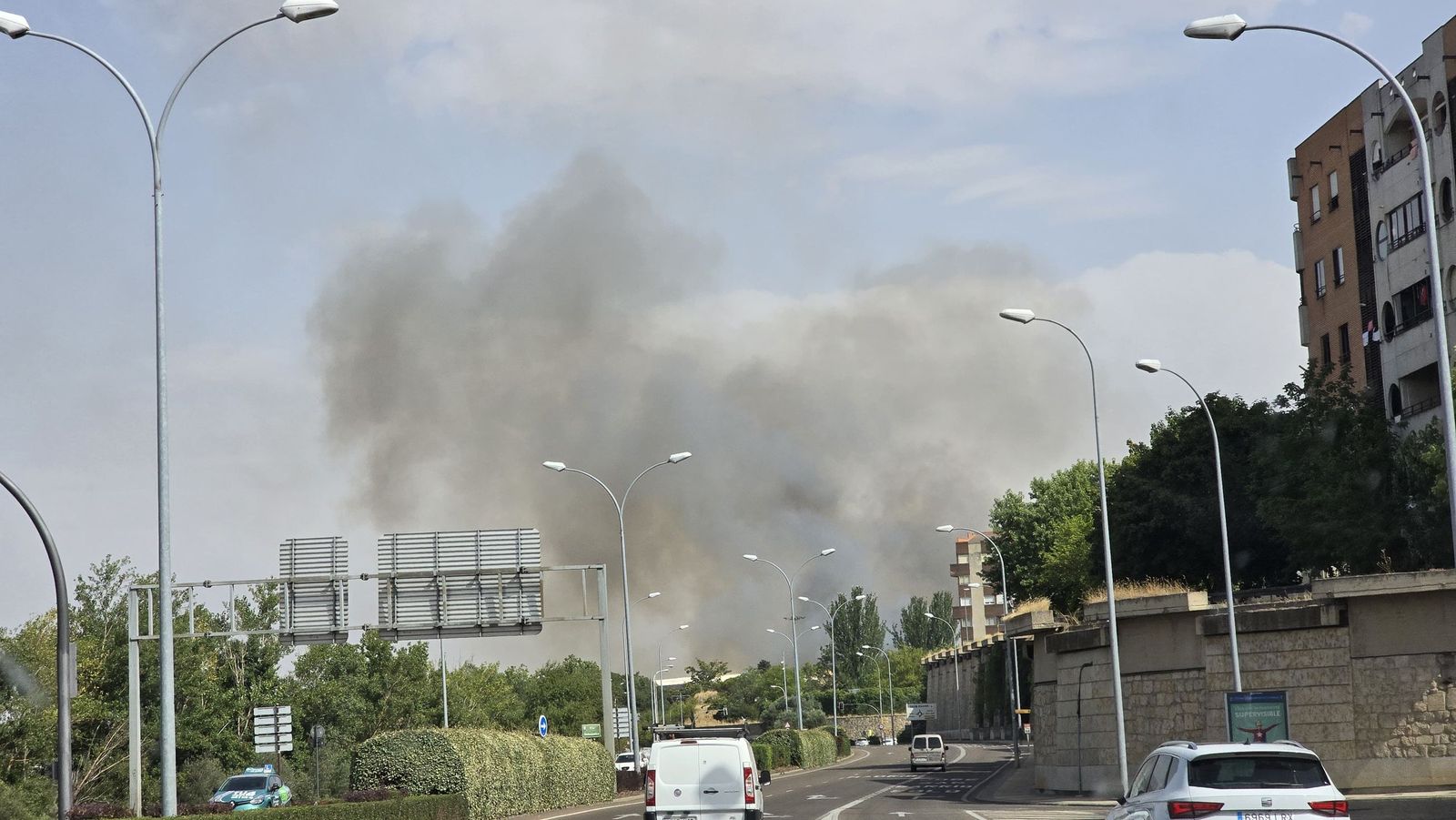 Los bomberos sofocan un gran incendio en el Polígono Industrial de Los Montalvos