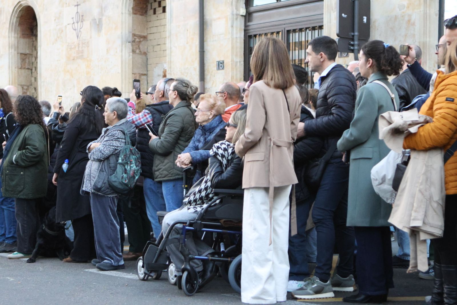 Jesús Rescatado procesiona en Salamanca con su nueva túnica y la atenta mirada de cientos de fieles