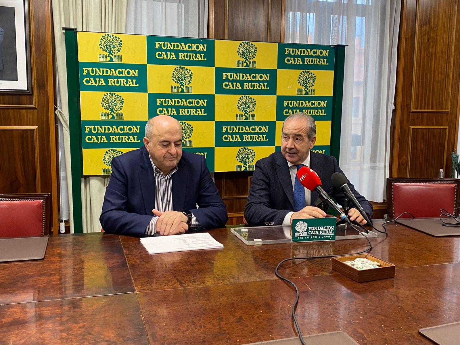 Feliciano Ferreno, secretario general de la Fundación Caja Rural y Cirpiano García, director general de Cajara Rural de Zamora, en un instante de la rueda de prensa