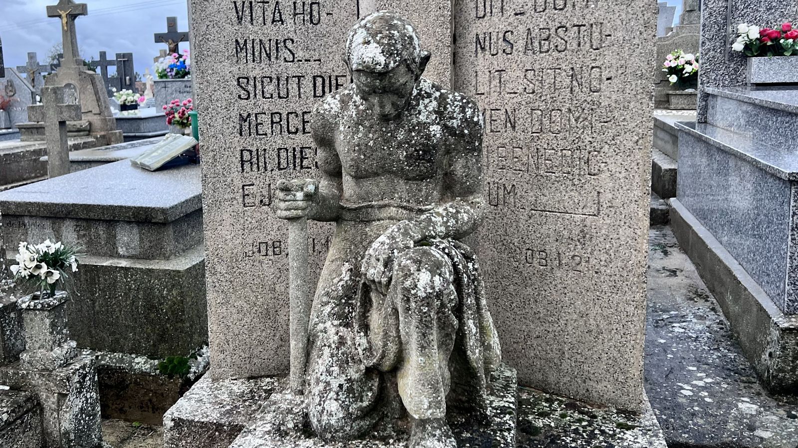 'Oración al trabajo', obra de Agustín Casillas en el cementerio de Salamanca 