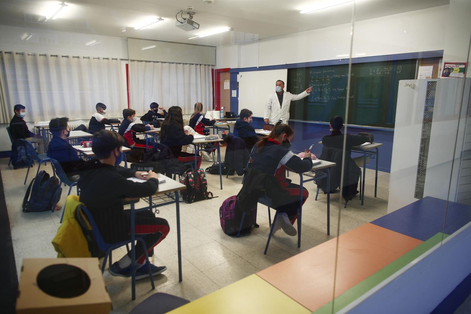 Un profesor imparte clase a los alumnos de un colegio. Foto de archivo Un profesor imparte clase a los alumnos de un colegio. Foto de archivo